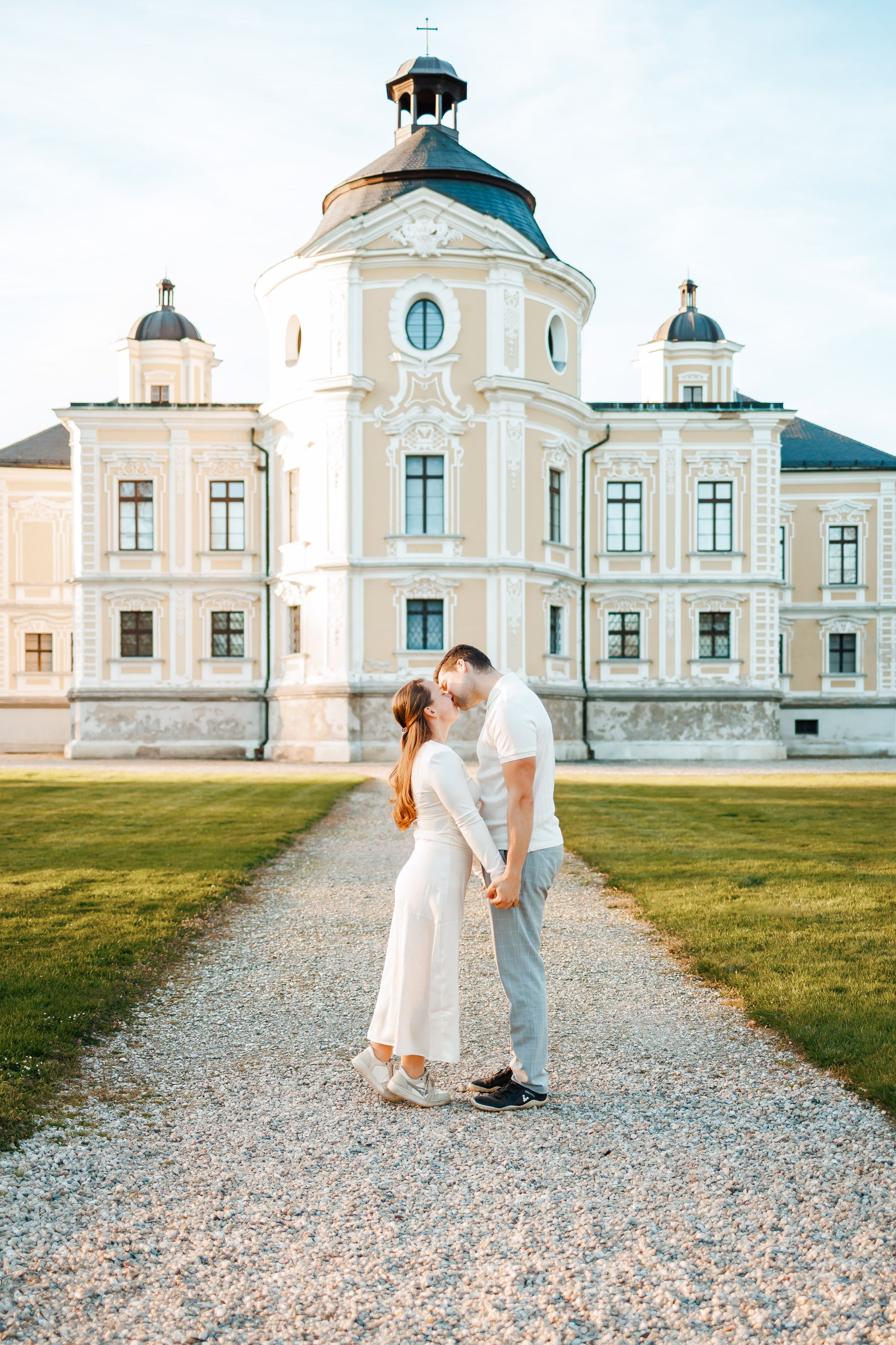 Romantický pár procházející se zlatavou vinicí za soumraku